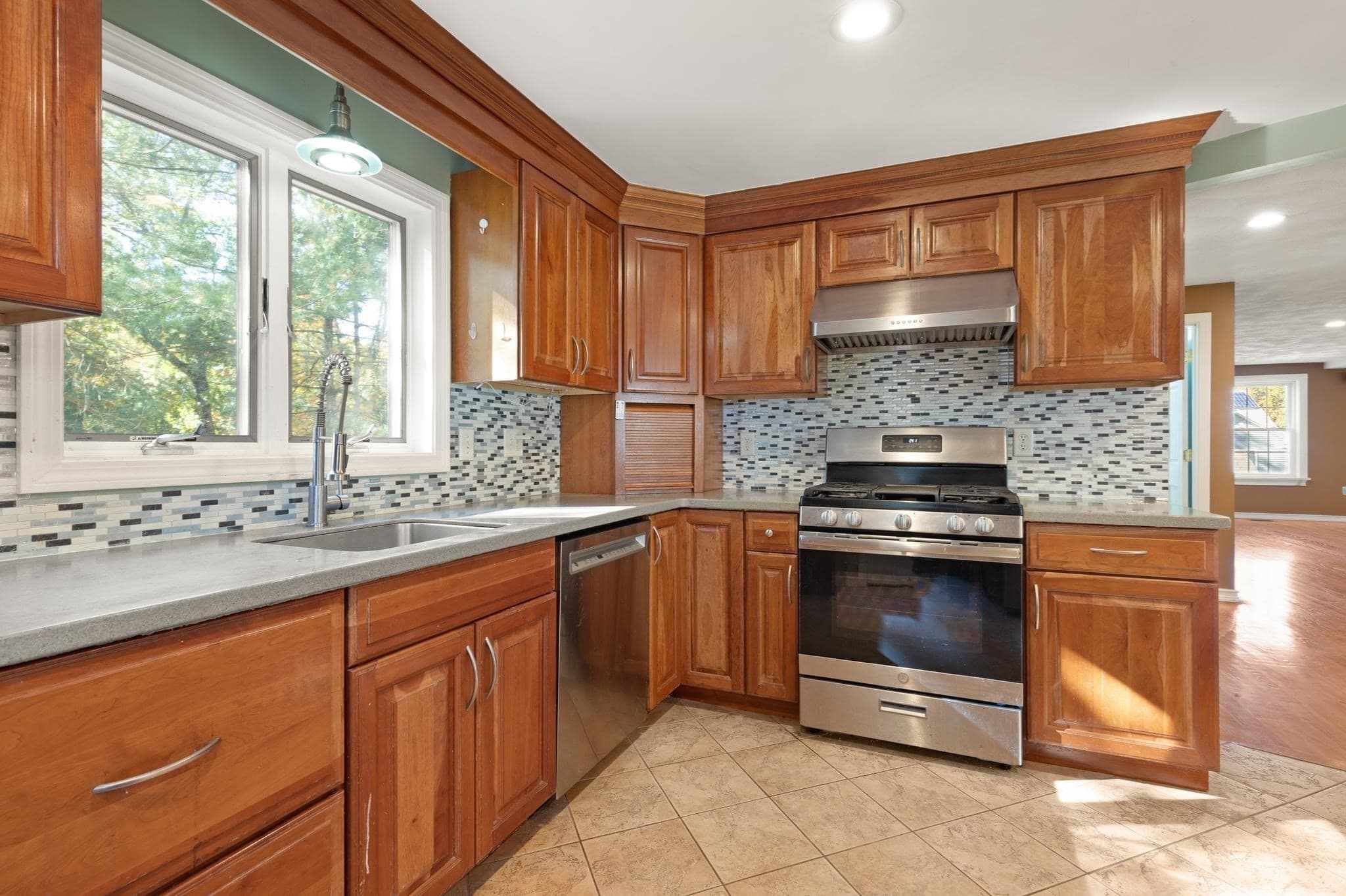 Single Family Residence at 3 Ledgelawn Ave, Billerica MA 01821, photo 15 of 42