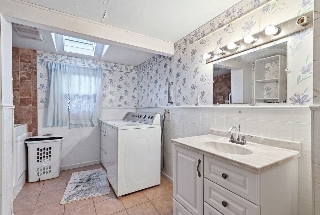 Single Family Residence at 51 Maple St, Weymouth MA 02189, photo 13 of 40