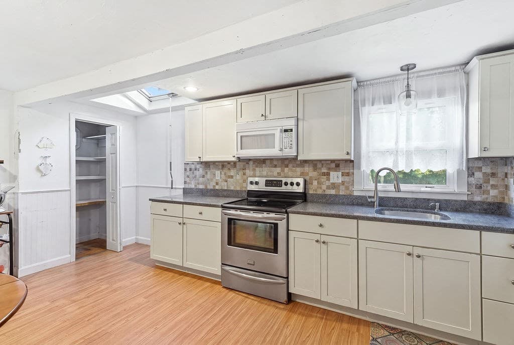 Single Family Residence at 51 Maple St, Weymouth MA 02189, photo 7 of 40