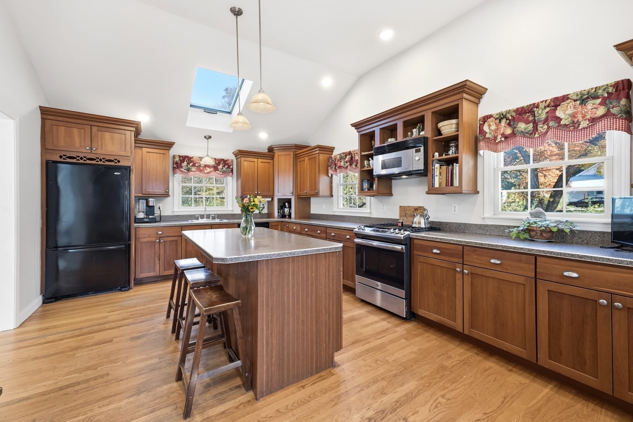 Single Family Residence at 939 Hildreth Street, Dracut MA 01826, photo 6 of 42