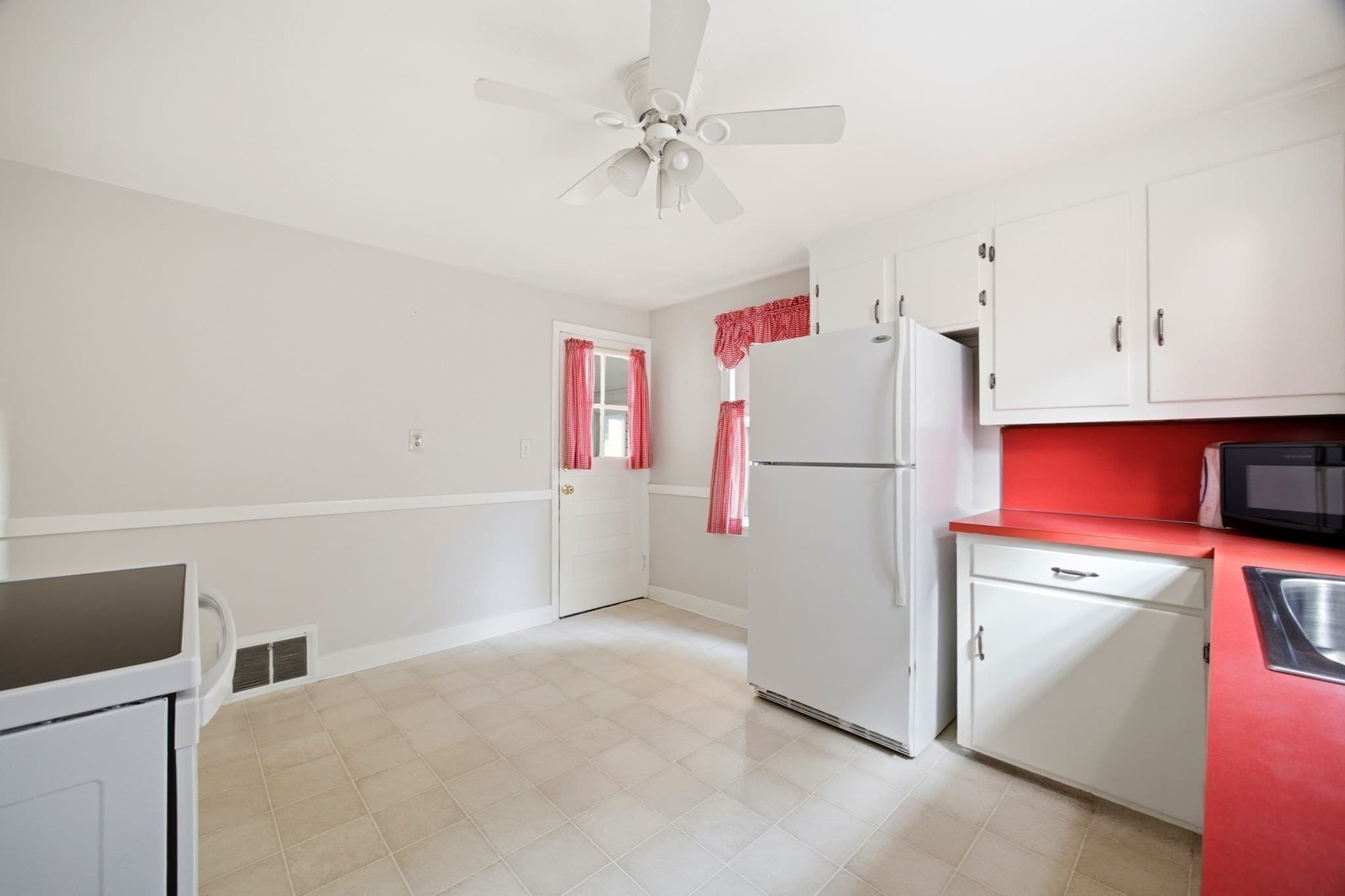 Single Family Residence at 163 Ellsworth Ave, Springfield MA 01118, photo 8 of 31