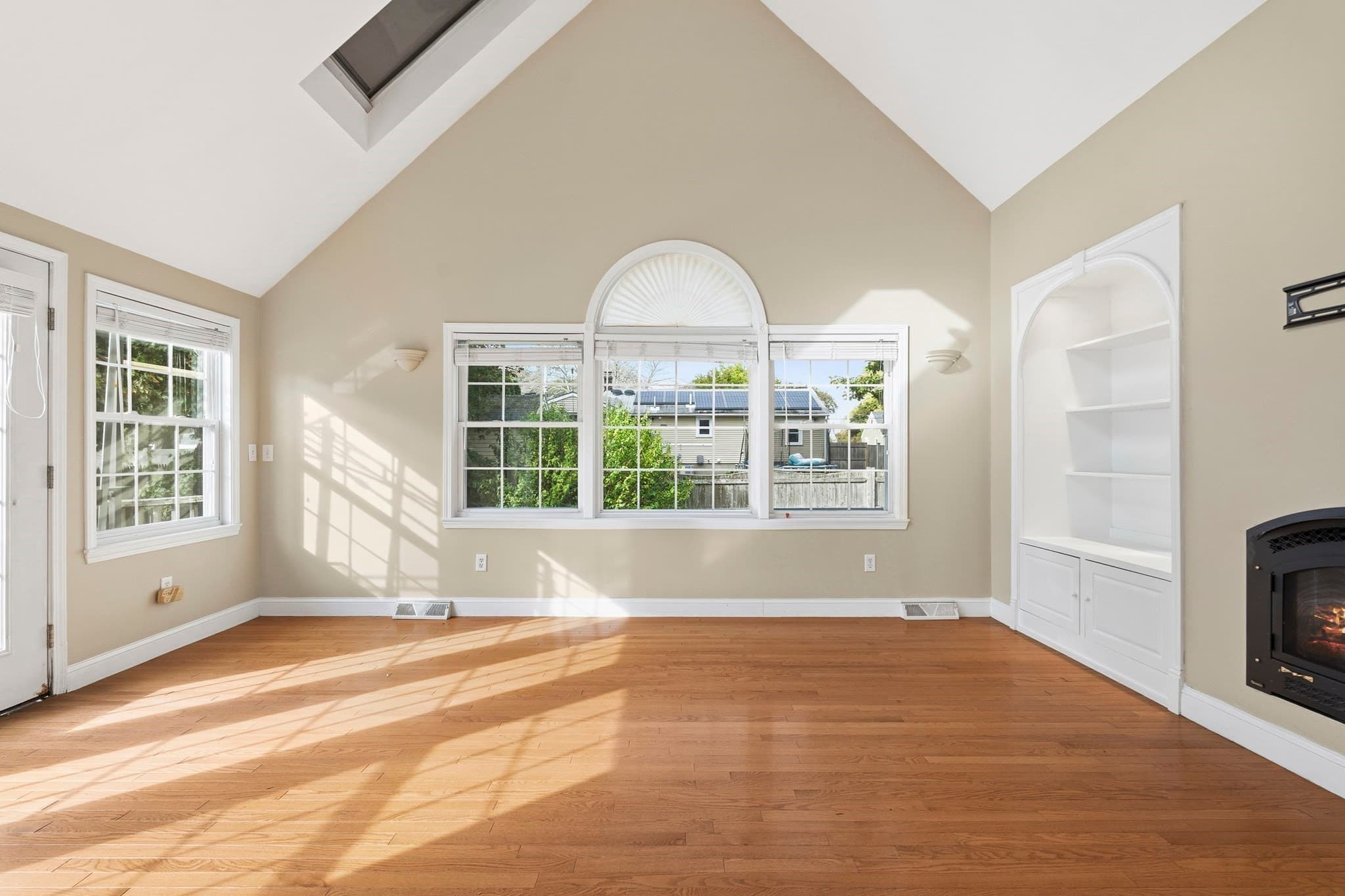 Single Family Residence at 37 Jordan St, Beverly MA 01915, photo 4 of 27