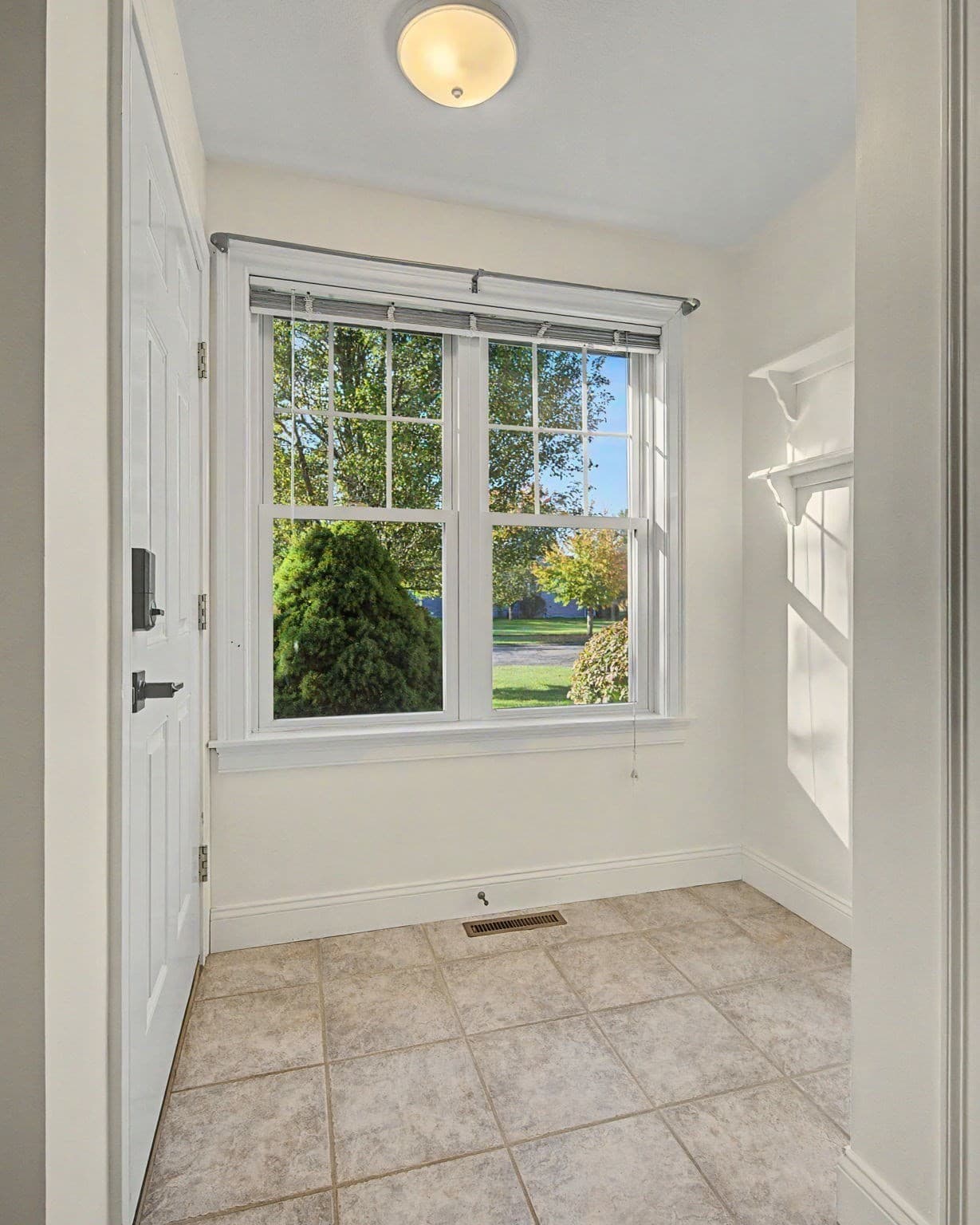 Condominium at 22 Pomeroy Meadow Rd # 2, Southampton MA 01073, photo 6 of 37