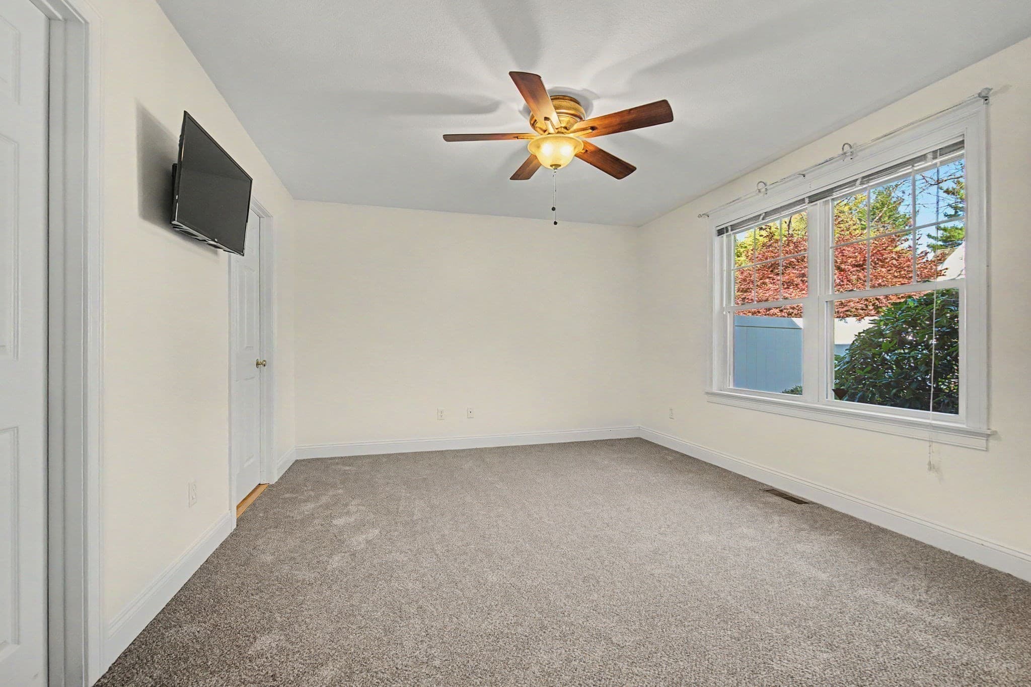 Condominium at 22 Pomeroy Meadow Rd # 2, Southampton MA 01073, photo 16 of 37