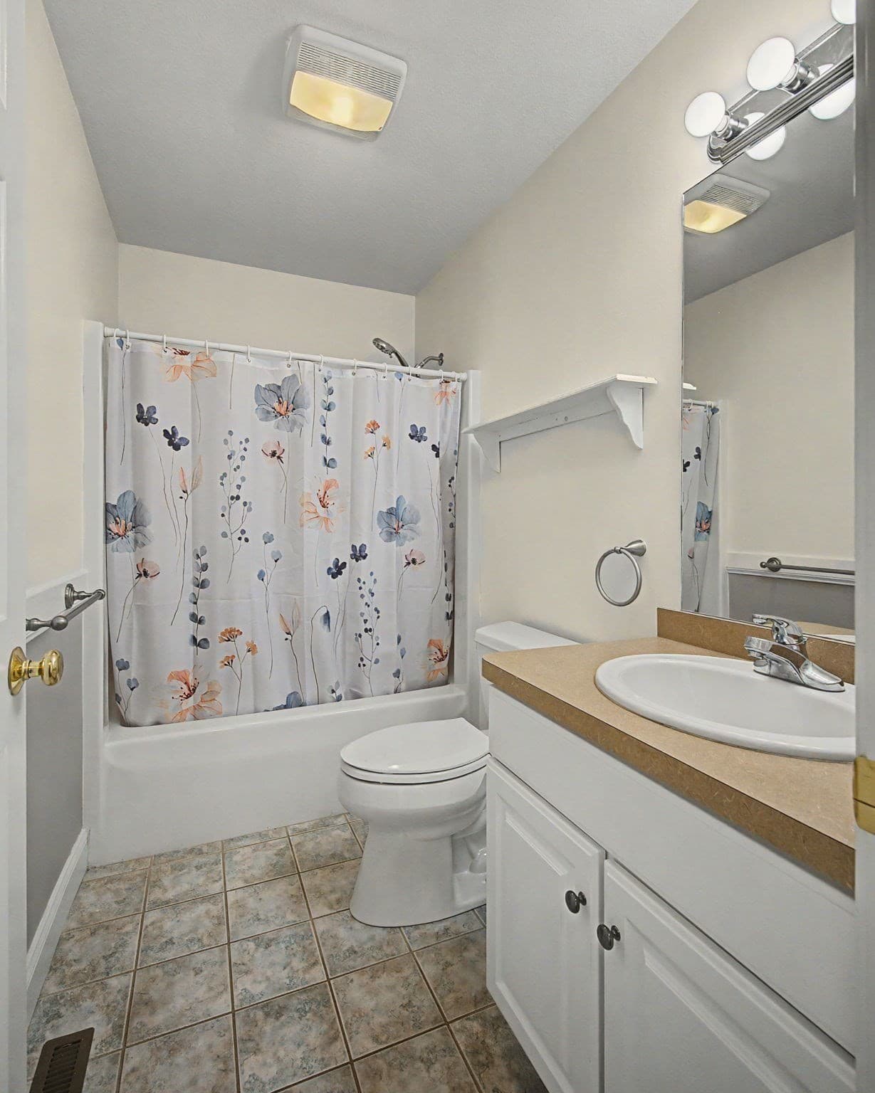 Condominium at 22 Pomeroy Meadow Rd # 2, Southampton MA 01073, photo 21 of 37