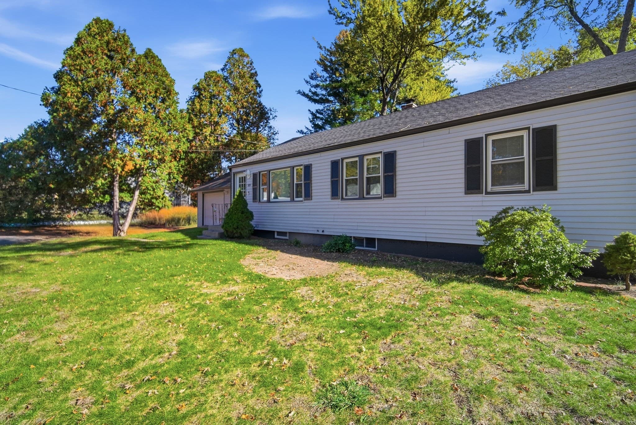 Single Family Residence at 89 Juniper Dr, Springfield MA 01119, photo 4 of 35