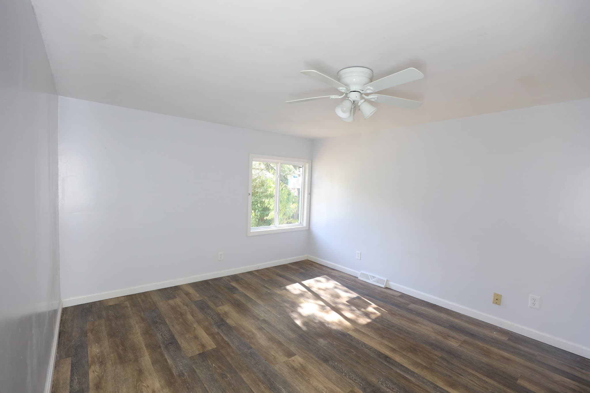 Single Family Residence at 14 Janice Ave, Dracut MA 01826, photo 9 of 17