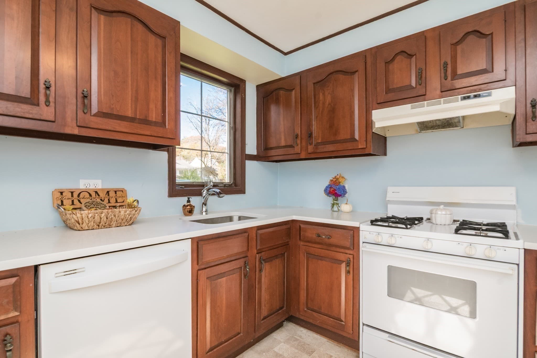 Single Family Residence at 115 Wolcott Avenue, West Springfield MA 01089, photo 13 of 36