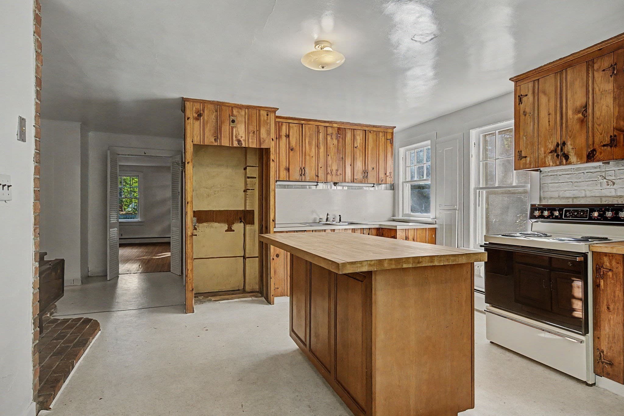 Single Family Residence at 68 Coles Meadow Rd, Northampton MA 01060, photo 6 of 42