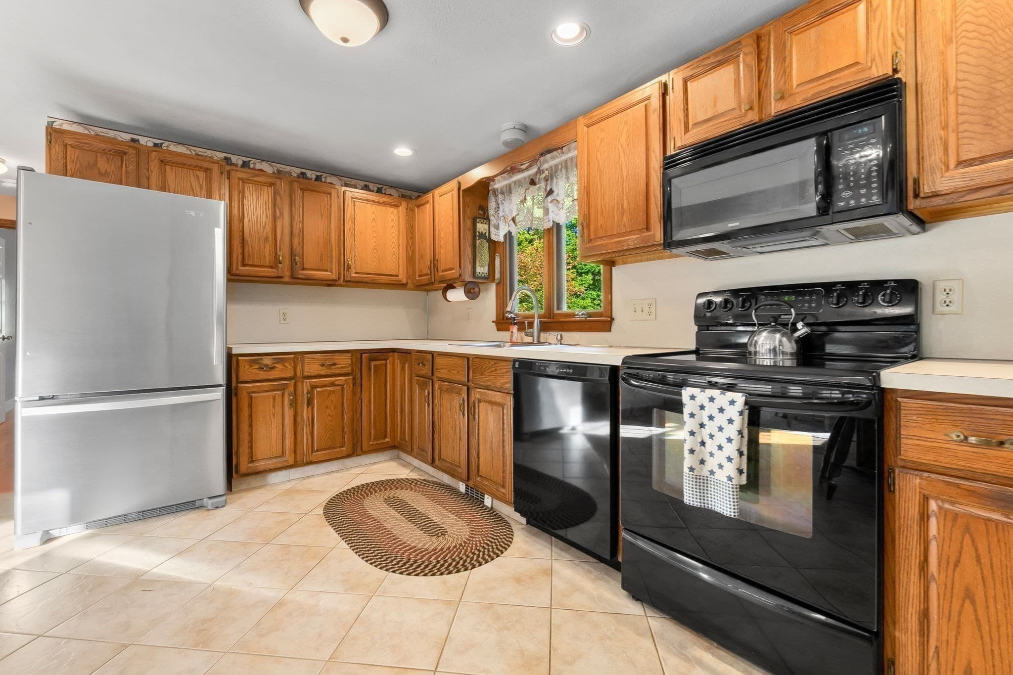 Single Family Residence at 3 Anthony Ln, Danvers MA 01923, photo 8 of 41