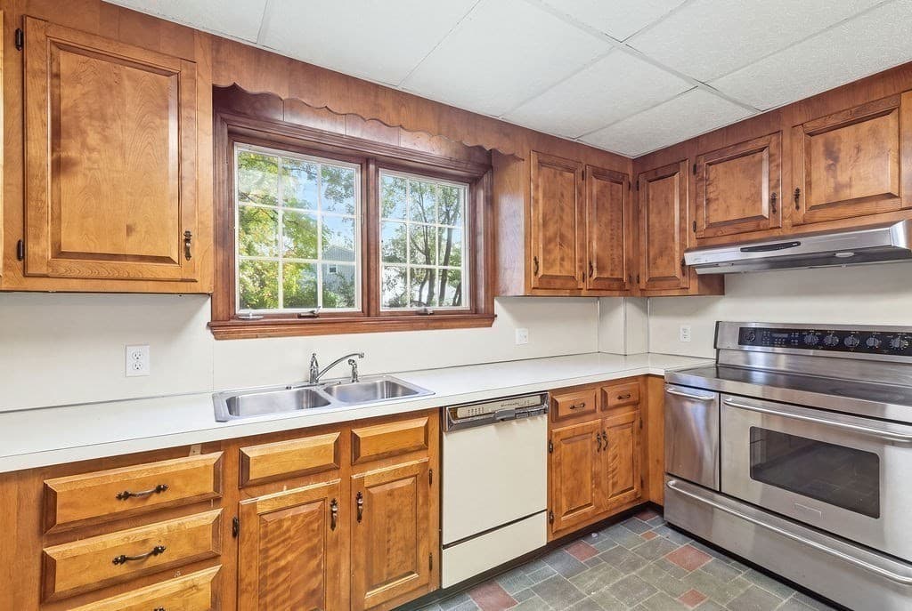 Single Family Residence at 929 S Franklin St., Holbrook MA 02343, photo 9 of 20