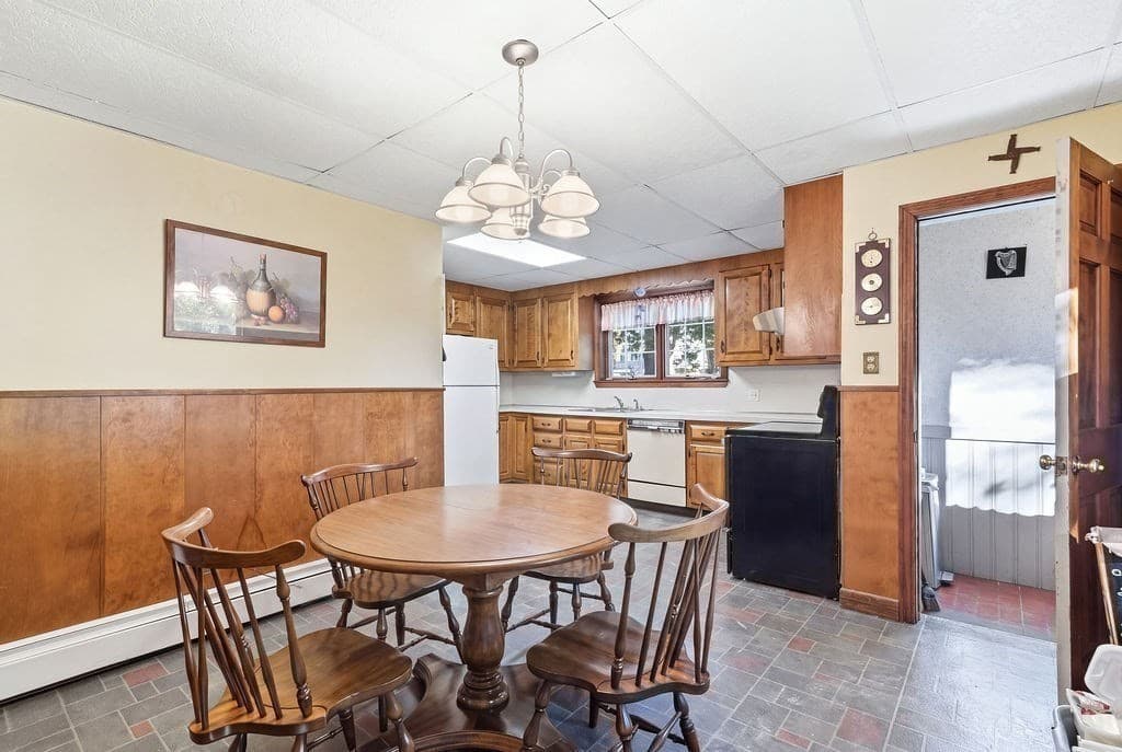 Single Family Residence at 929 S Franklin St., Holbrook MA 02343, photo 8 of 20