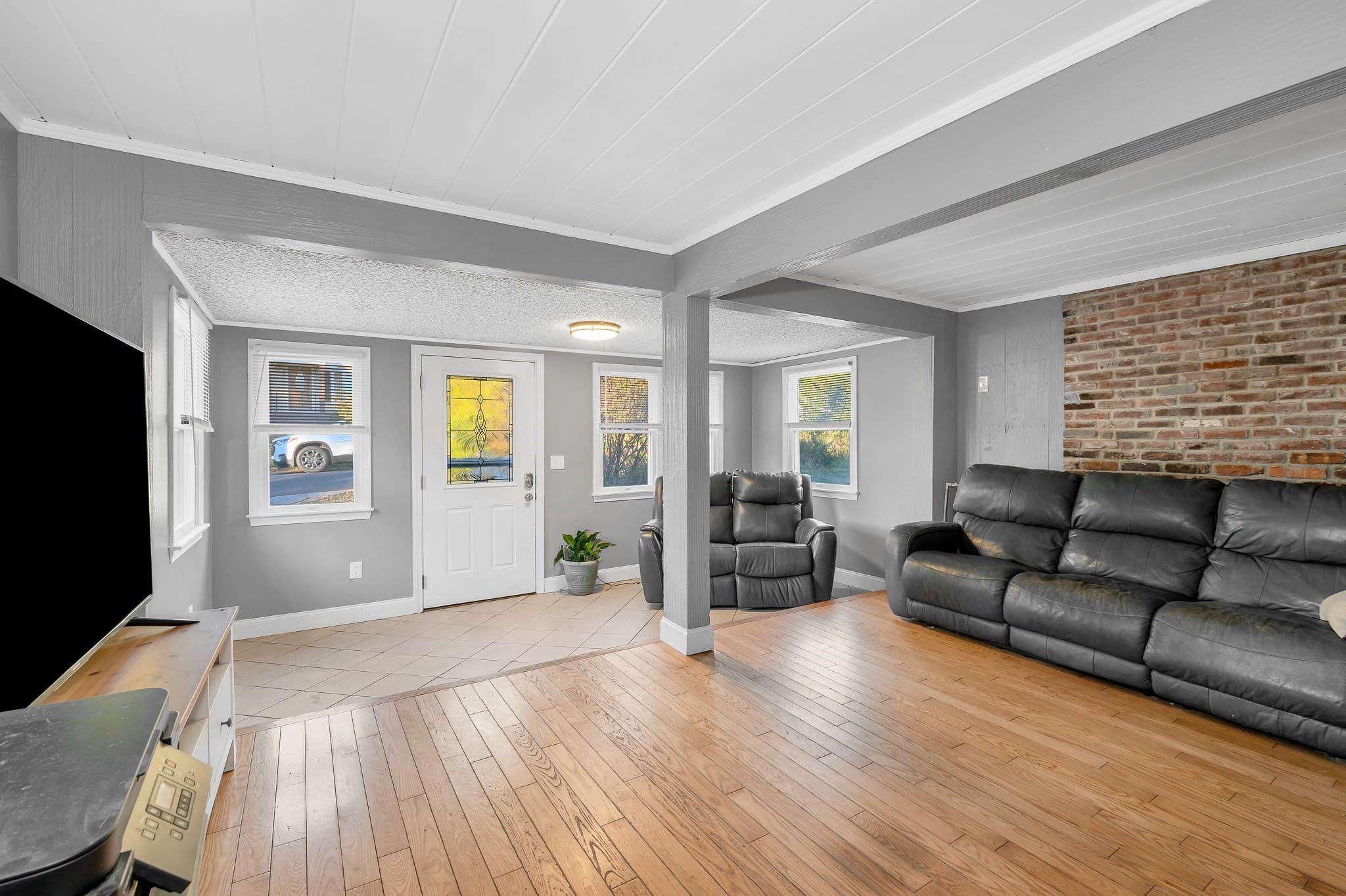 Single Family Residence at 100 Hilltop Rd, Dracut MA 01826, photo 5 of 33