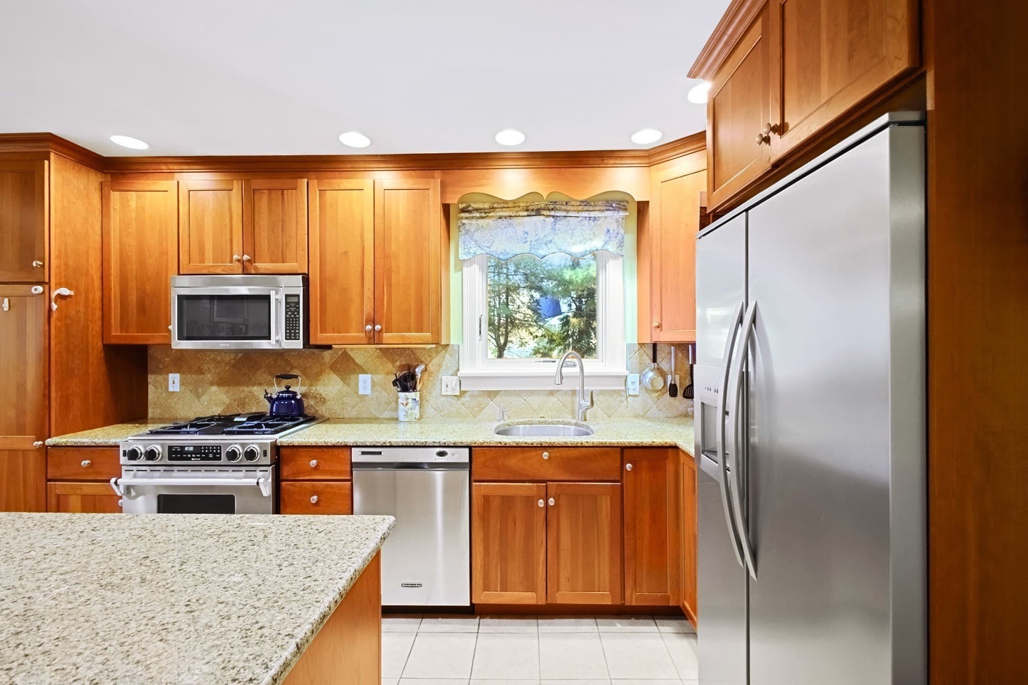 Single Family Residence at 28 Arbor Dr, Shrewsbury MA 01545, photo 5 of 27