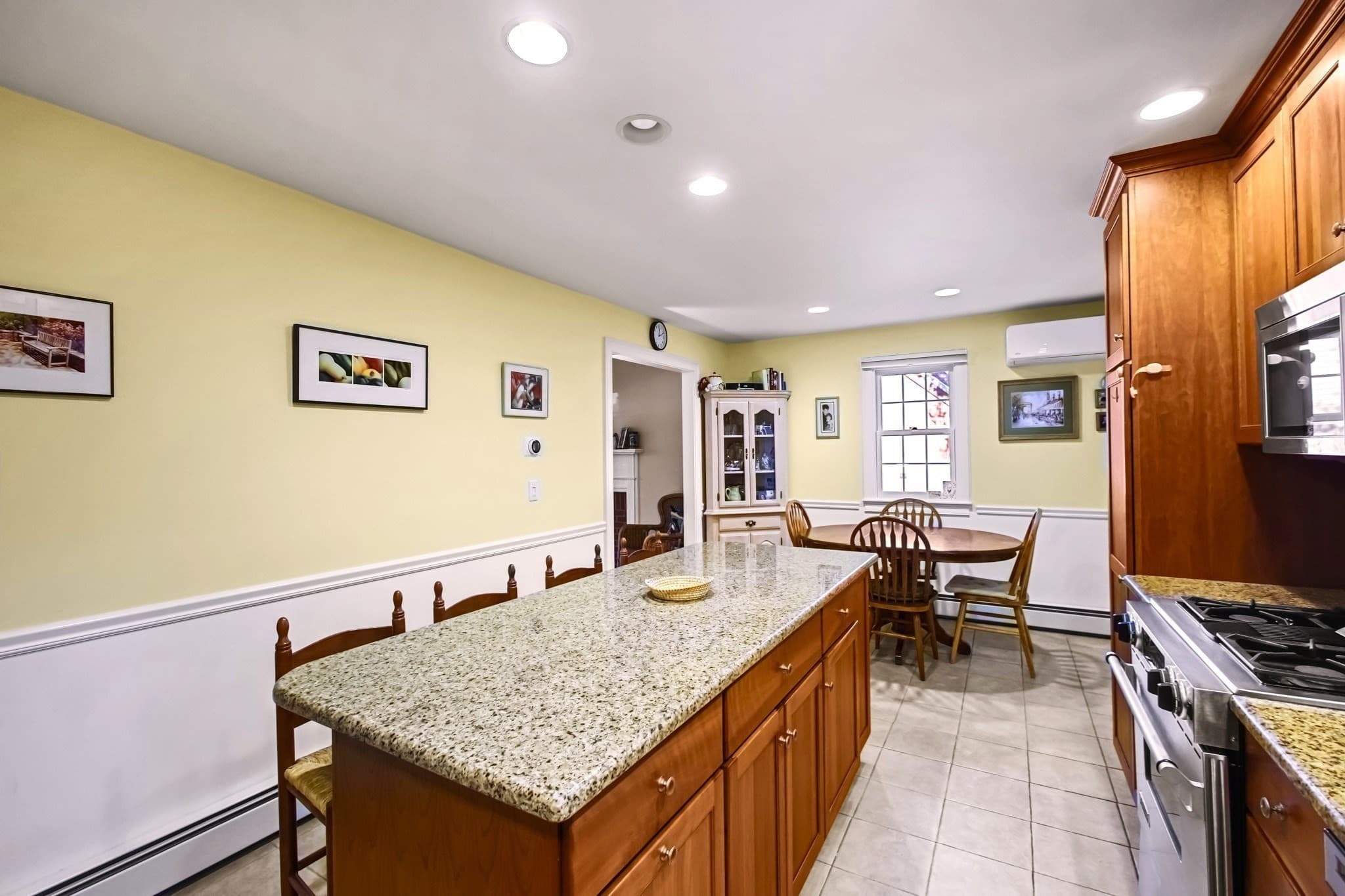 Single Family Residence at 28 Arbor Dr, Shrewsbury MA 01545, photo 4 of 27