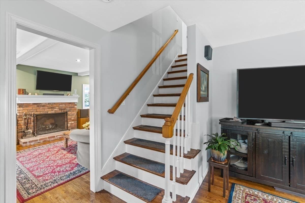 Single Family Residence at 210 Hobart St, Hingham MA 02043, photo 4 of 38