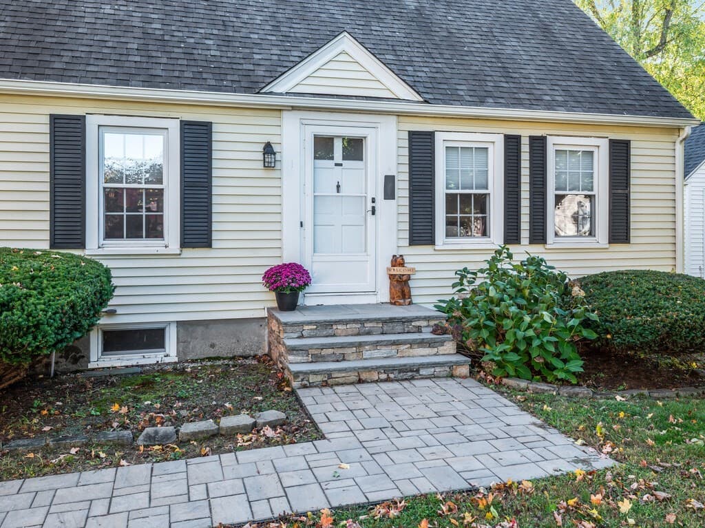 Single Family Residence at 1 Benjamin Rd, Worcester MA 01602, photo 2 of 41