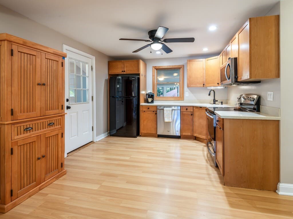 Single Family Residence at 1 Benjamin Rd, Worcester MA 01602, photo 5 of 41