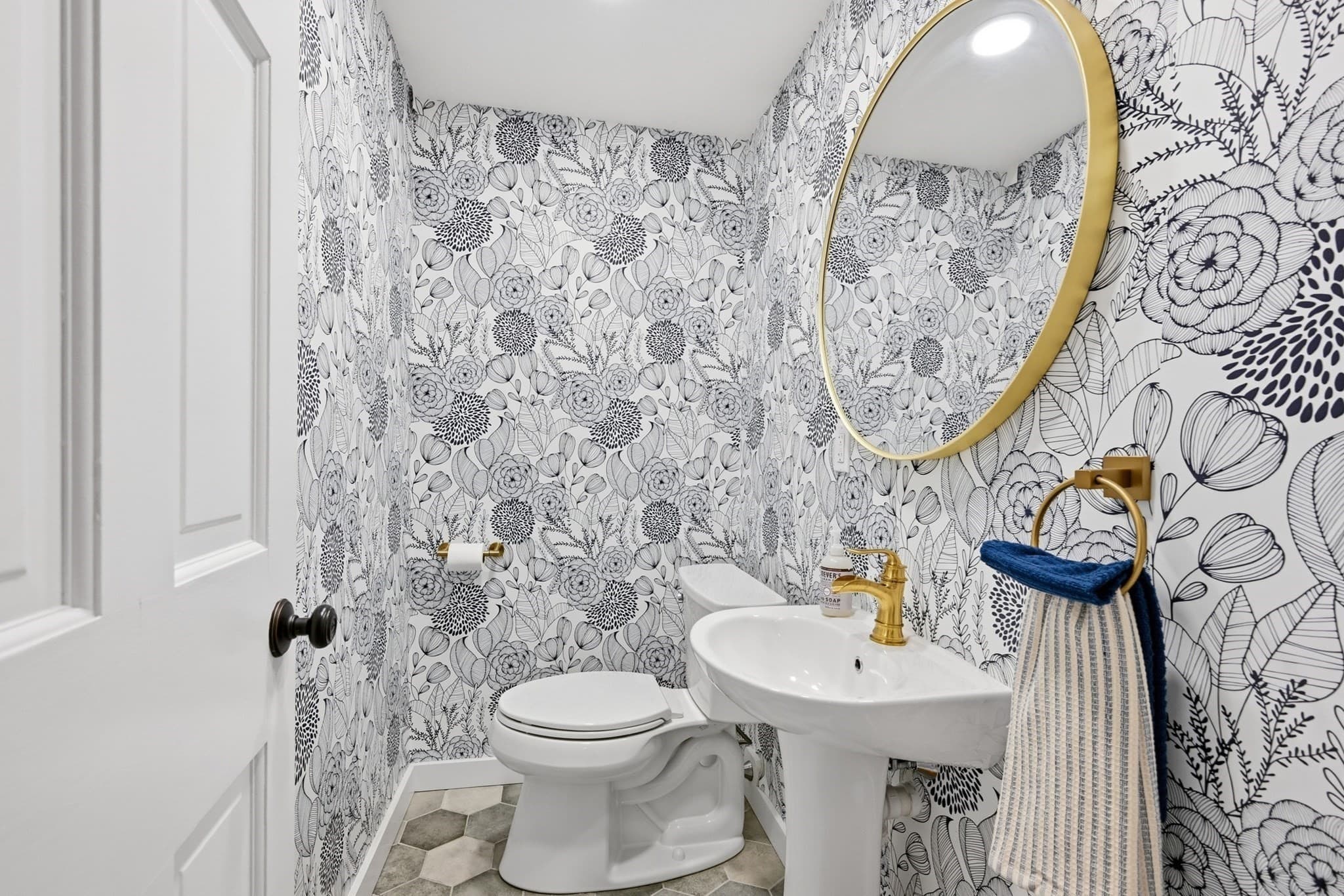 Single Family Residence at 893 Osterville West Barnstable, Barnstable MA 02648, photo 14 of 39