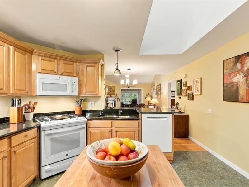 Condominium at 81 Country Squire Rd # 81, Uxbridge MA 01569, photo 6 of 35