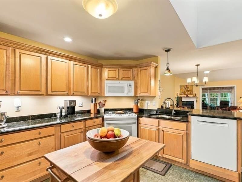Condominium at 81 Country Squire Rd # 81, Uxbridge MA 01569, photo 5 of 35