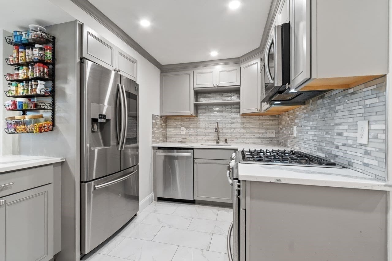 Condominium at 49 Lantern Ln # 8, Dracut MA 01826, photo 10 of 36