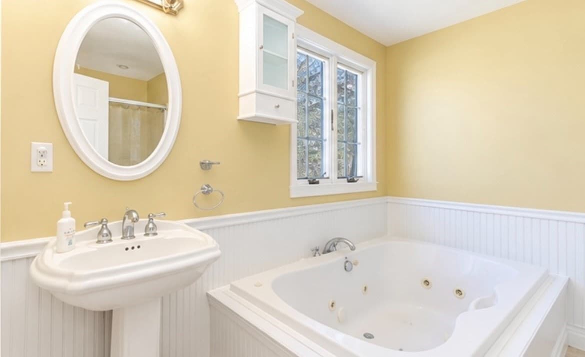 Single Family Residence at 2 Parsons Ln, Manchester MA 01944, photo 5 of 18