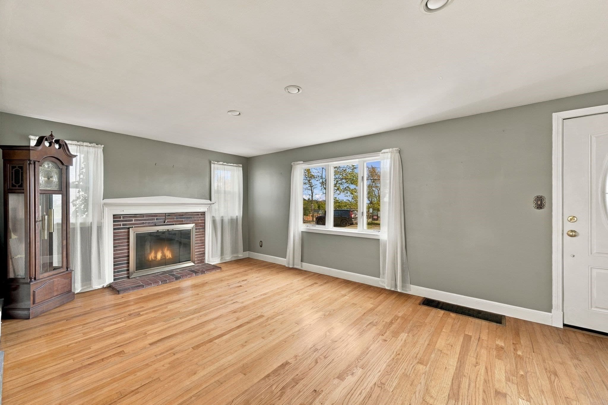 Single Family Residence at 24 Overlook Ave, Beverly MA 01915, photo 7 of 31