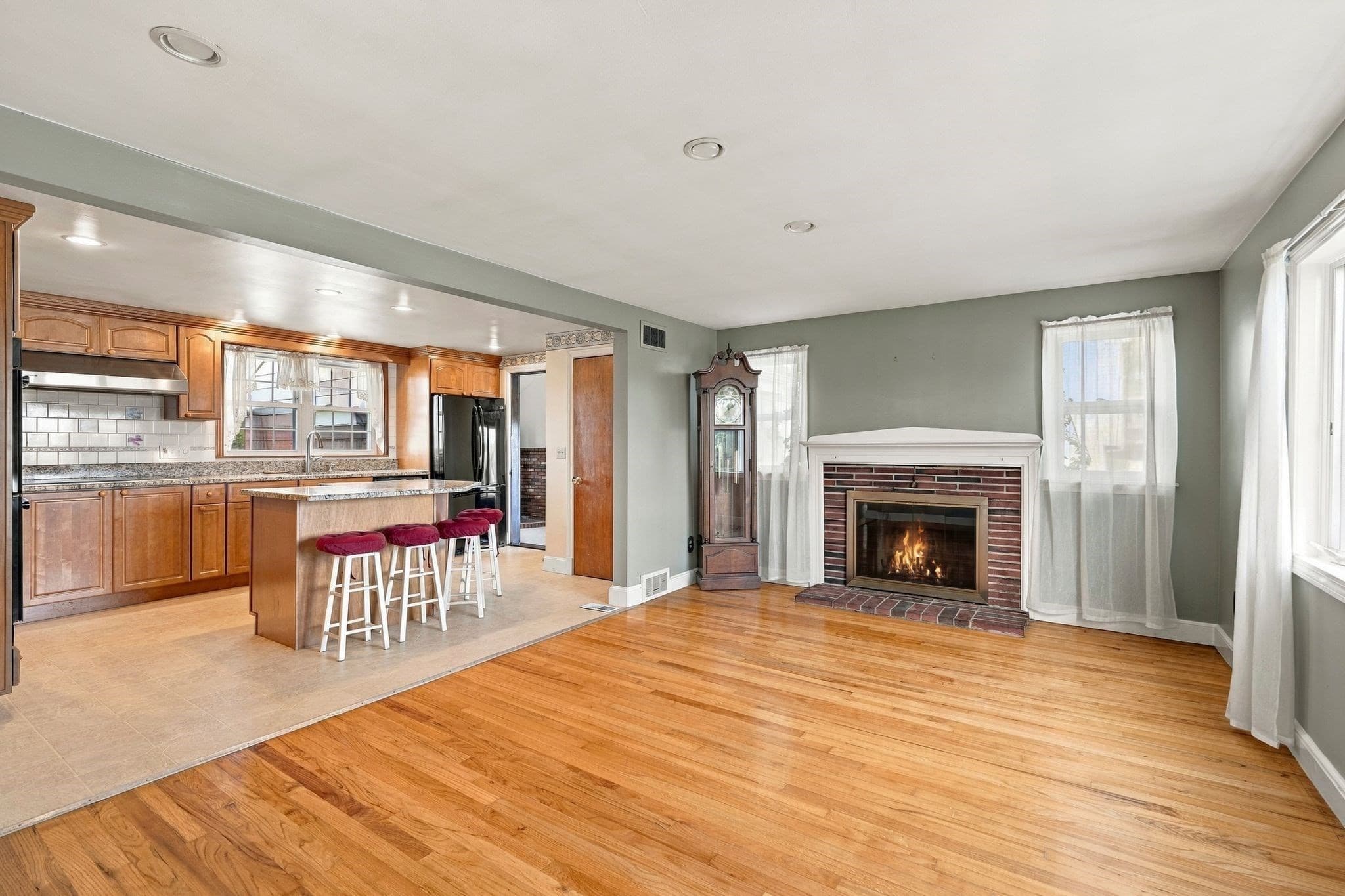 Single Family Residence at 24 Overlook Ave, Beverly MA 01915, photo 3 of 31