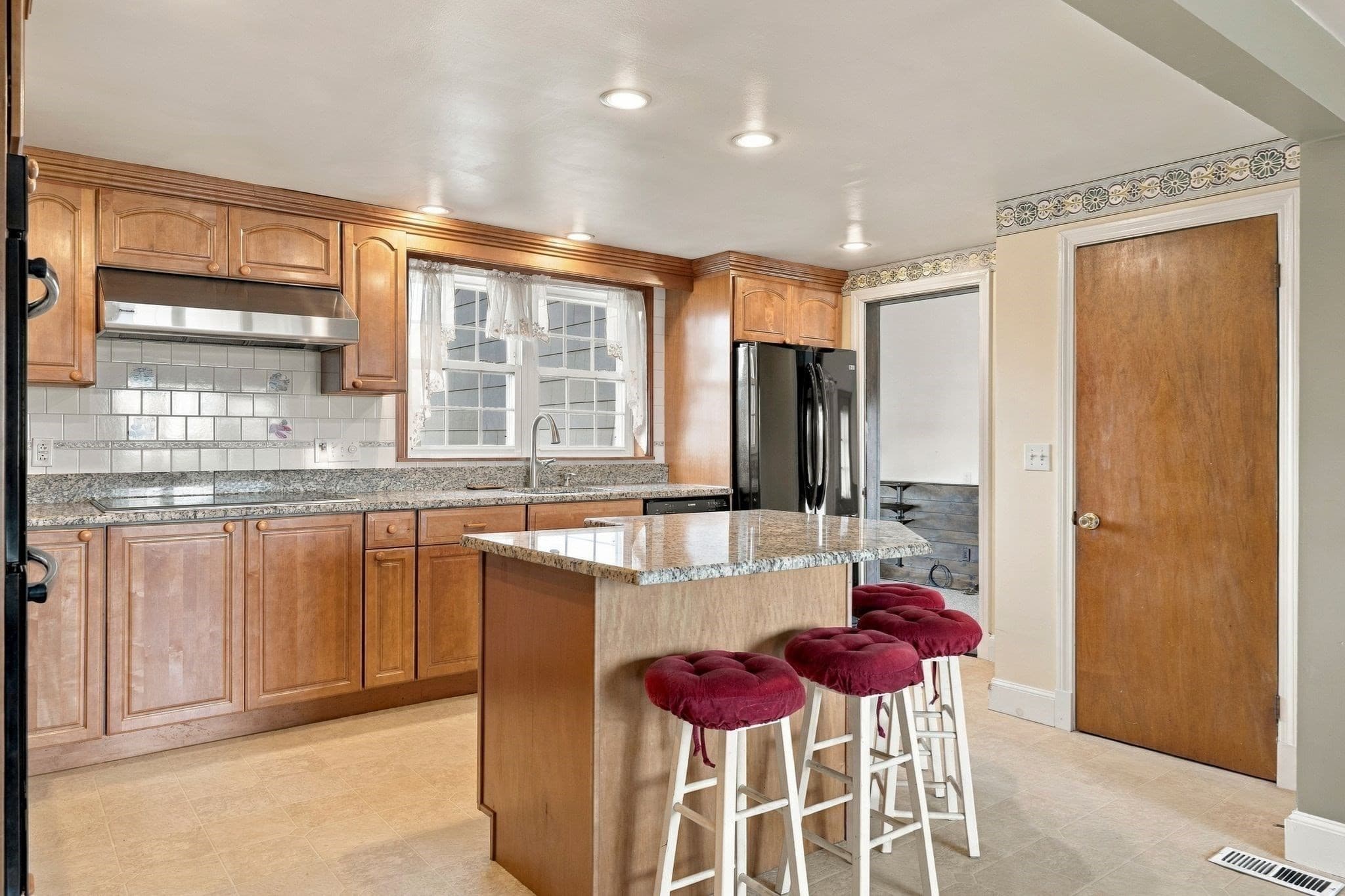 Single Family Residence at 24 Overlook Ave, Beverly MA 01915, photo 4 of 31