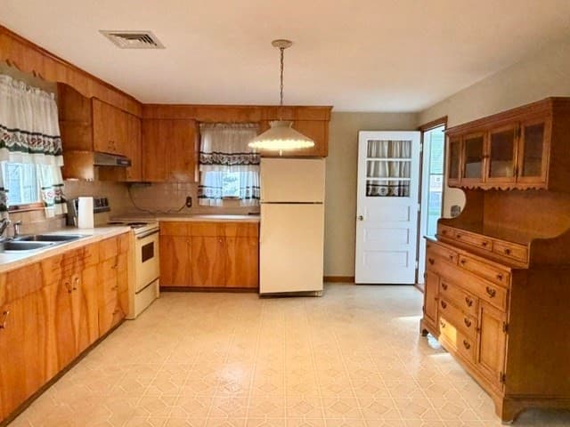 Single Family Residence at 112 Fisher St, Lowell MA 01850, photo 5 of 14
