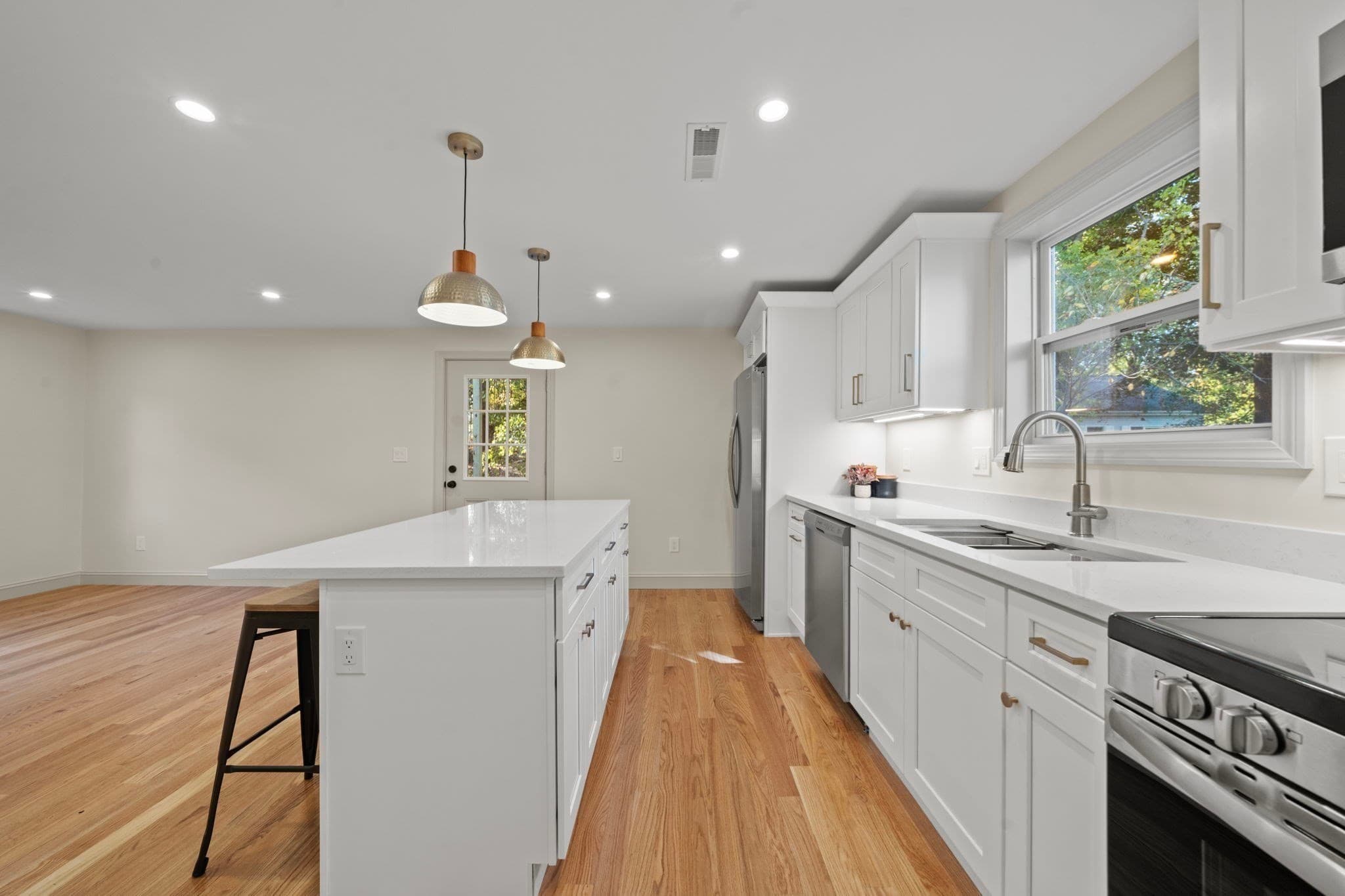3 Family at 253 Main St, Amesbury MA 01913, photo 6 of 40