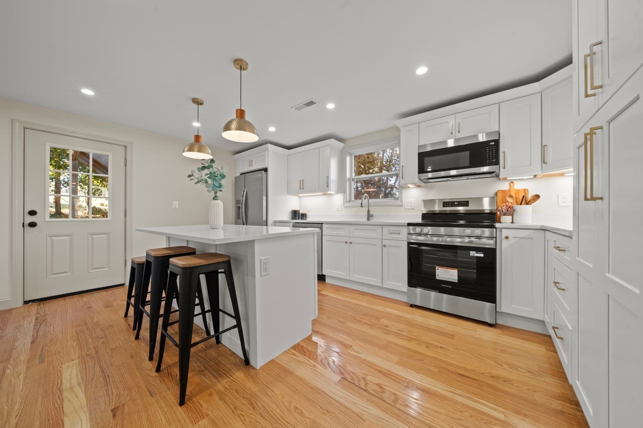3 Family at 253 Main St, Amesbury MA 01913, photo 3 of 40