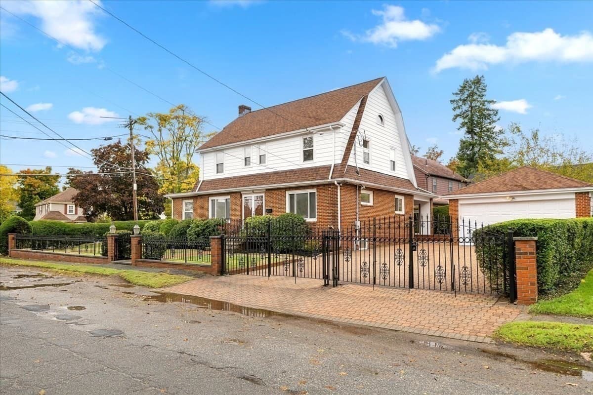 Single Family Residence at 6 Burbank Rd, Medford MA 02155, photo 3 of 33
