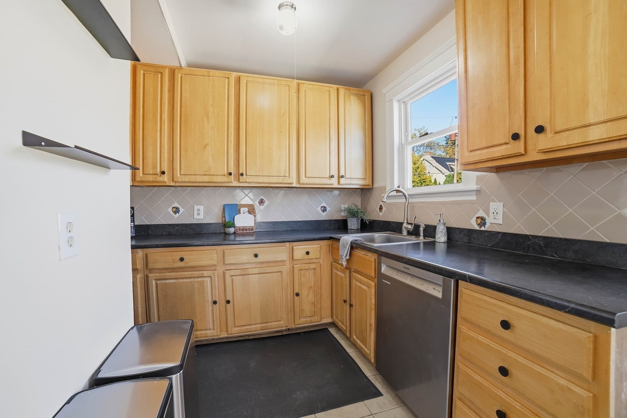Single Family Residence at 194 Whitmarsh Ave, Worcester MA 01606, photo 11 of 34