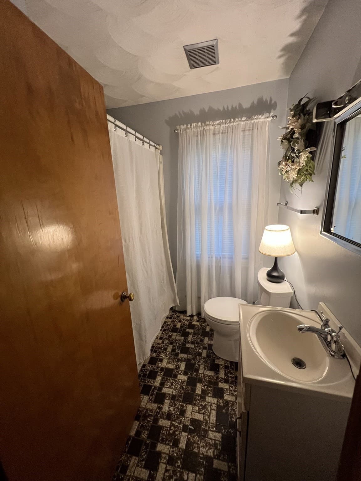 Single Family Residence at 38 Saint Anthony St, Chicopee MA 01013, photo 6 of 13