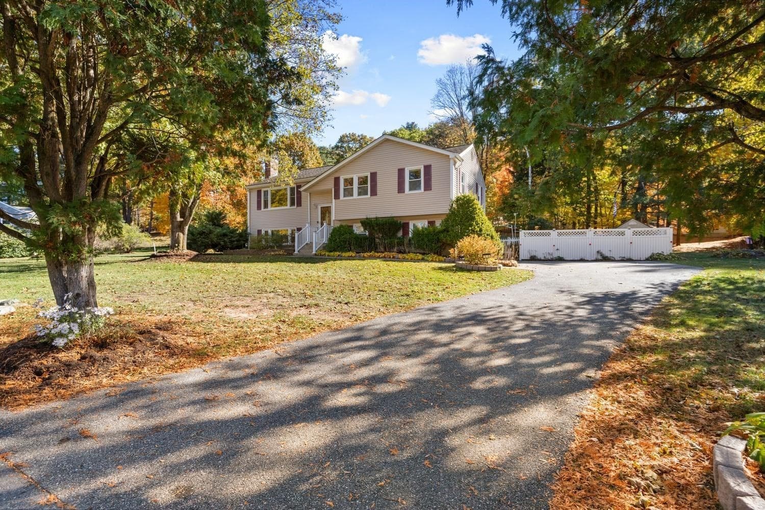 Single Family Residence at 111 Simpson Rd, Marlborough MA 01752, photo 2 of 35