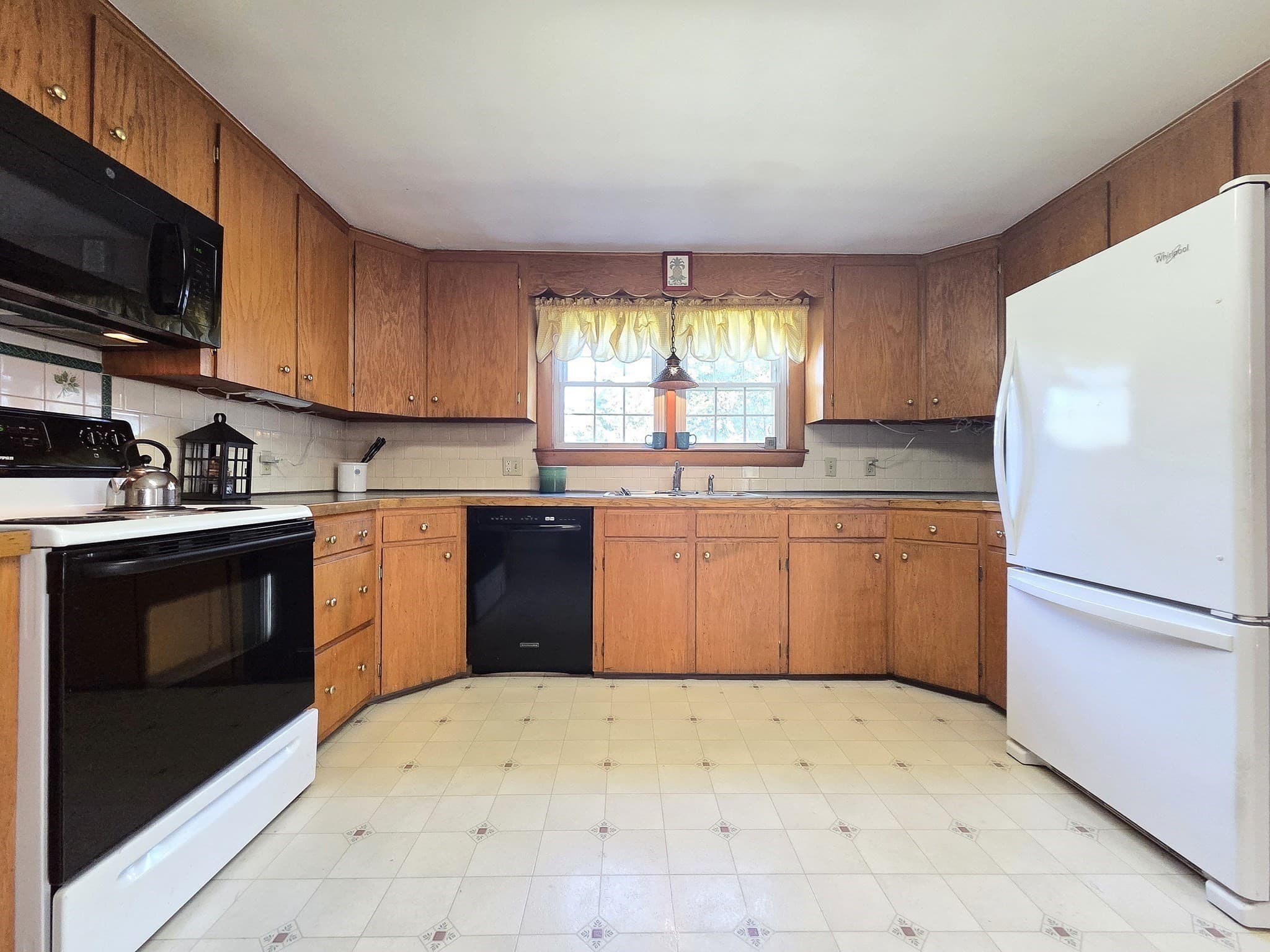 Single Family Residence at 40 Brodeur Ave, Webster MA 01570, photo 7 of 38