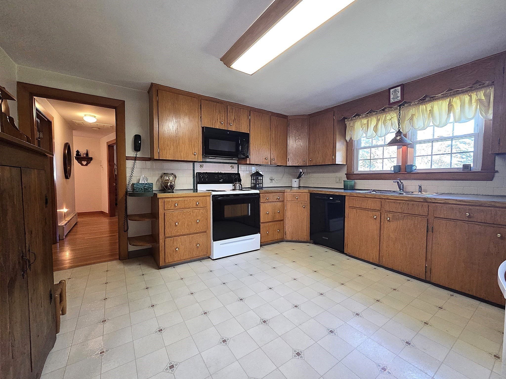 Single Family Residence at 40 Brodeur Ave, Webster MA 01570, photo 5 of 38