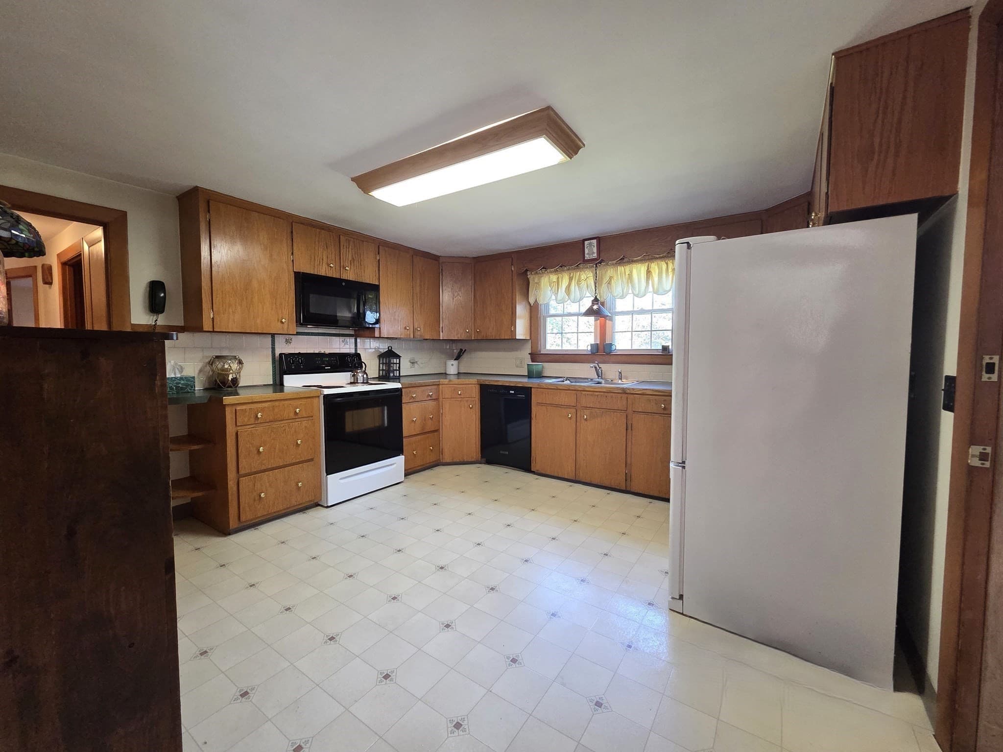 Single Family Residence at 40 Brodeur Ave, Webster MA 01570, photo 8 of 38
