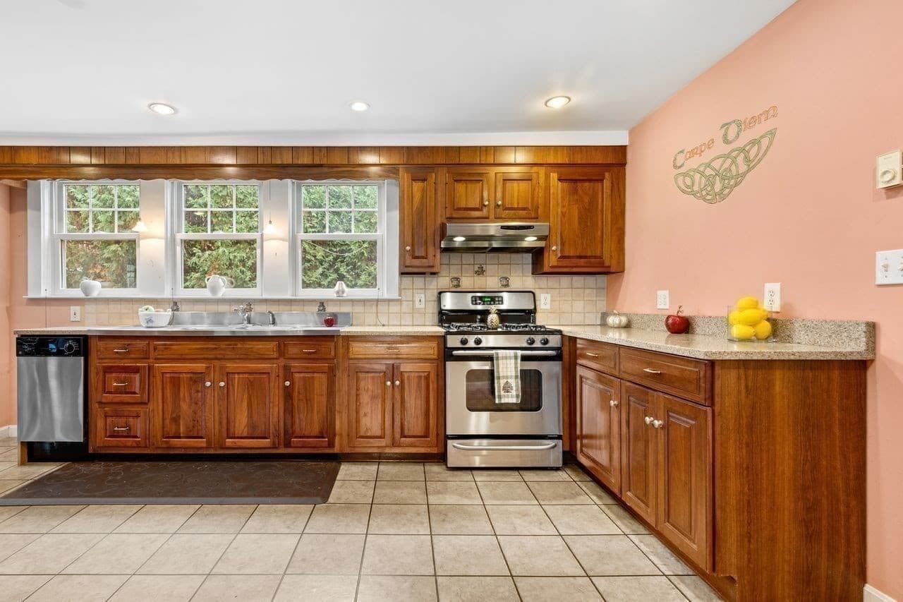 Single Family Residence at 39 Wampatuck Rd, Braintree MA 02184, photo 12 of 36