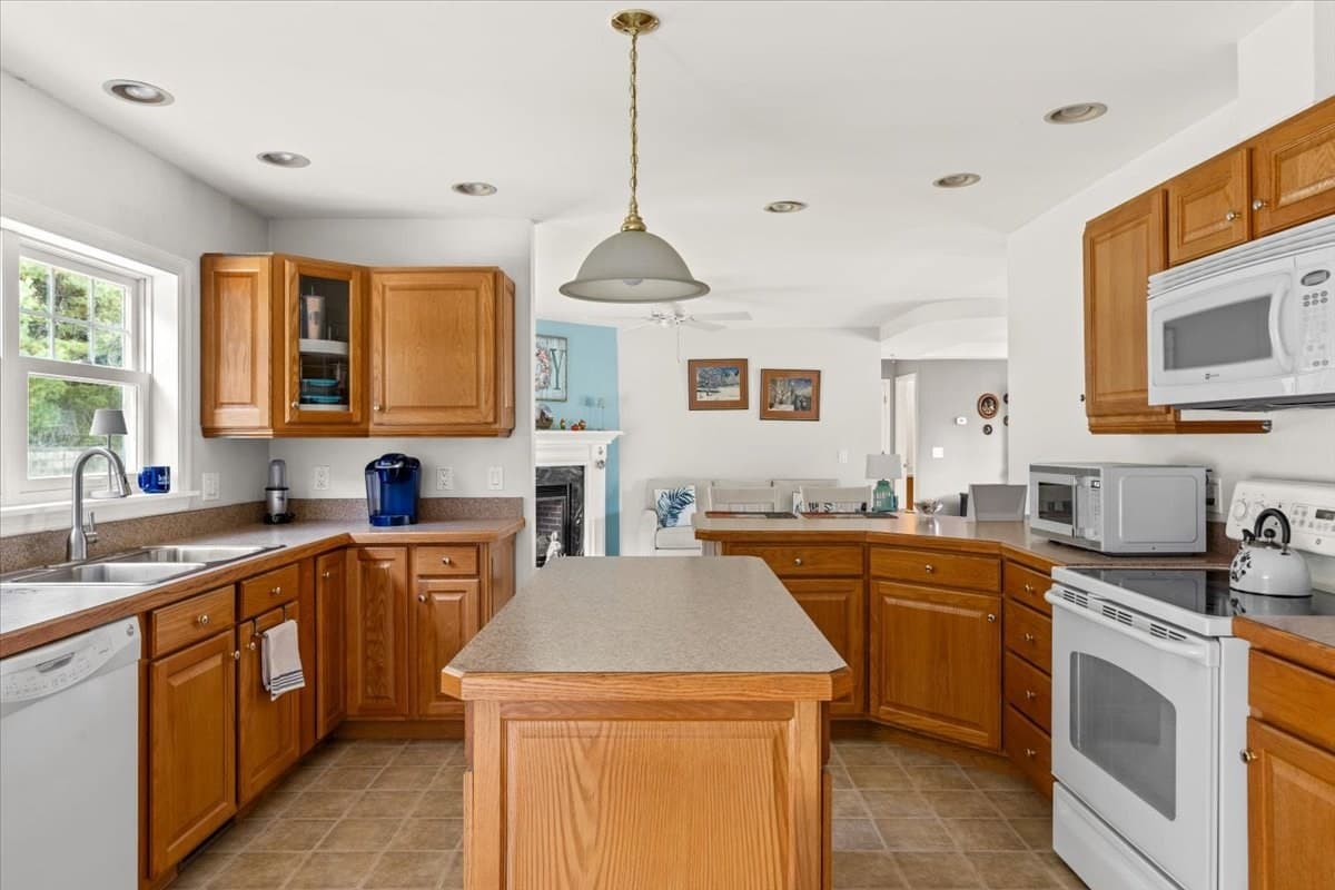 Mobile Home at 37 Willow Bend Blvd, Plymouth MA 02360, photo 12 of 40
