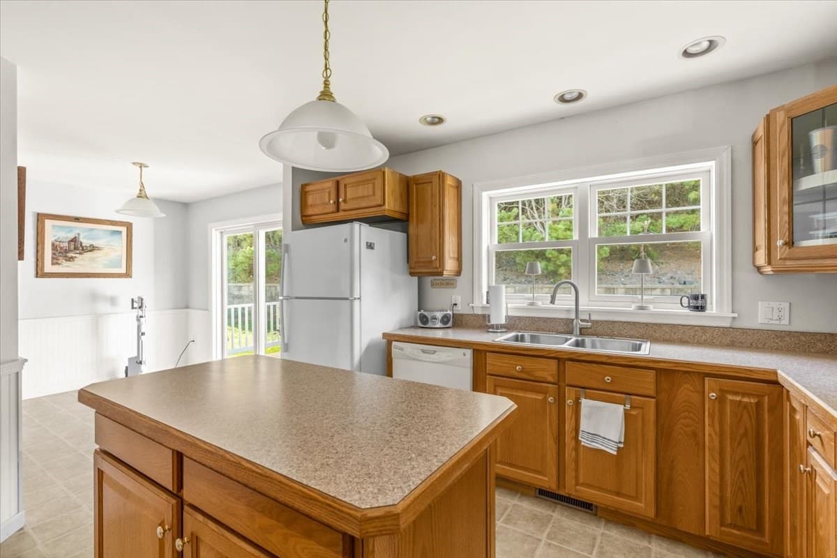 Mobile Home at 37 Willow Bend Blvd, Plymouth MA 02360, photo 9 of 40
