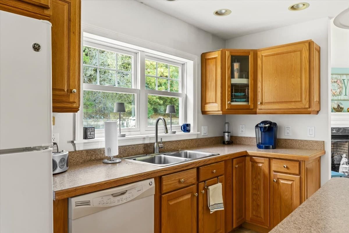 Mobile Home at 37 Willow Bend Blvd, Plymouth MA 02360, photo 10 of 40