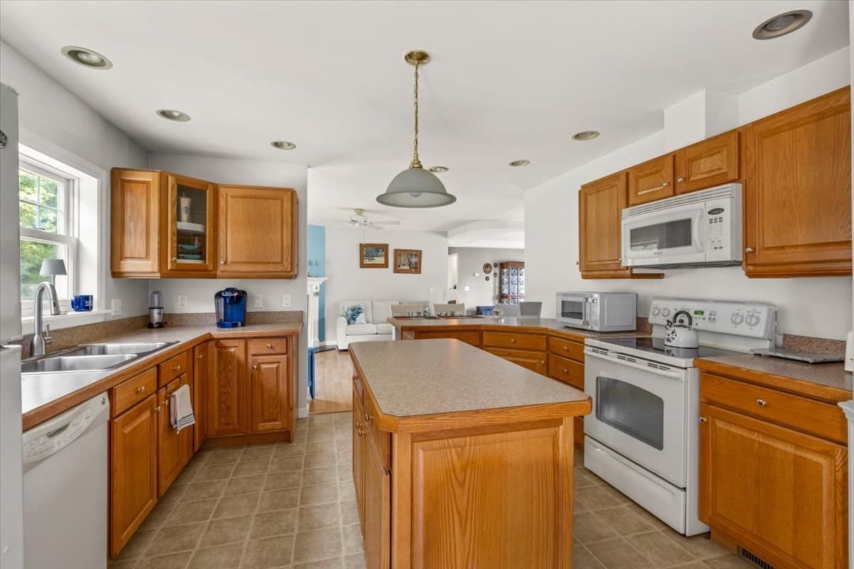 Mobile Home at 37 Willow Bend Blvd, Plymouth MA 02360, photo 11 of 40