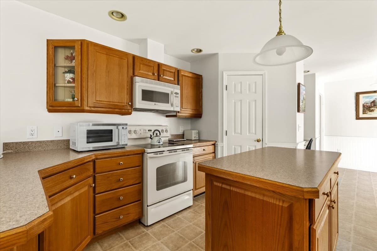 Mobile Home at 37 Willow Bend Blvd, Plymouth MA 02360, photo 8 of 40