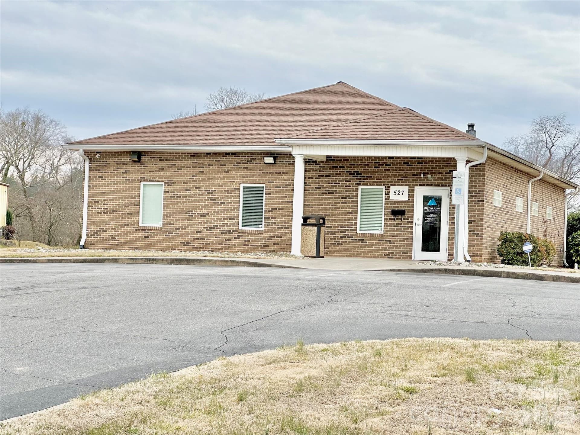 Front of building - 527 West Park Circle, North Wilkesboro