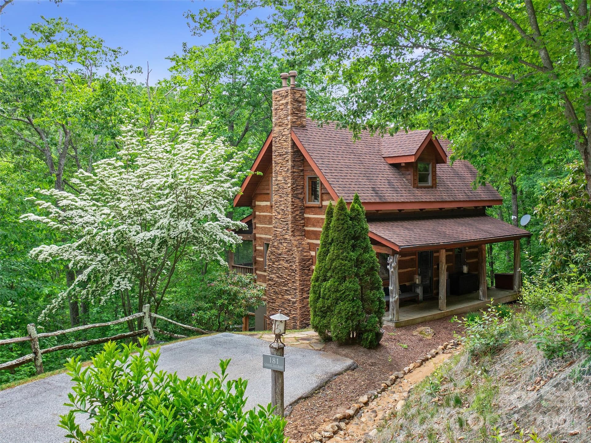 Single Family Residence at 181 Grinnin Sun Road, Burnsville