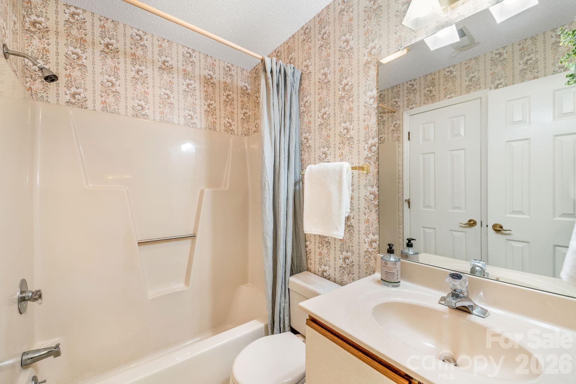 main bathroom - 2604 Vineyard Boulevard, Asheville
