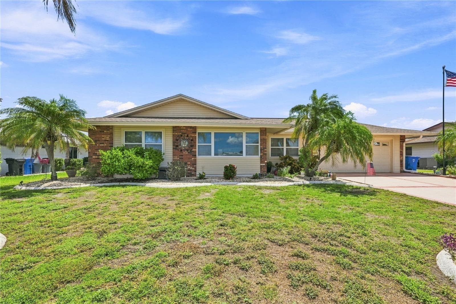 1405 HACIENDA DR